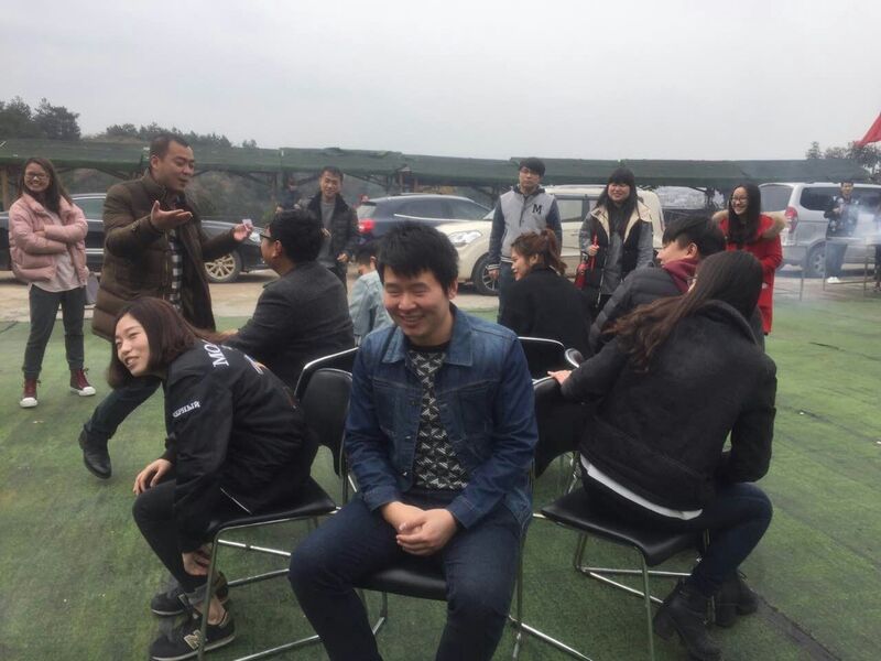 產品在線部、信息技術部歡享烤全羊大餐